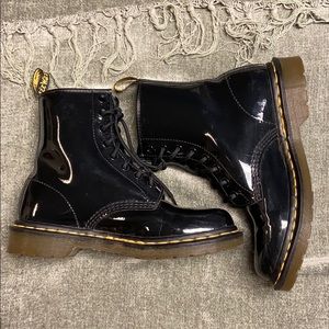 Dr. Martens, The 1460W “Patent Lamper” Black, S7